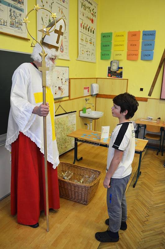 Školu a školku v Cítolibech navštívili čerti, andělé, a také Mikuláš.