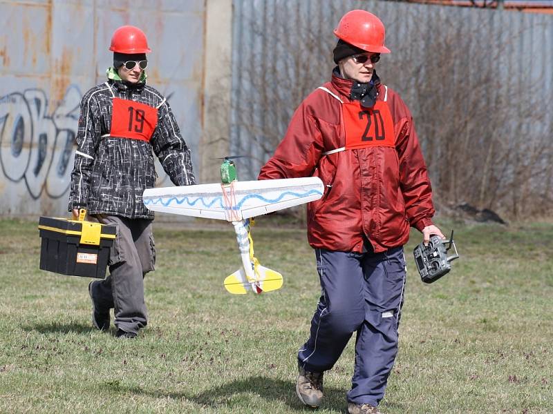 Modeláři se sešli v Dobroměřicích, aby se poměřili při leteckých soubojích