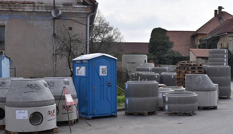 V Panenském Týnci se teď hodně staví. Buduje se tam kanalizace, v sousedství městyse dálnice Praha - Chomutov.