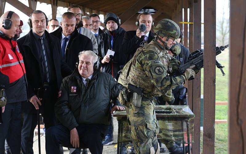 Prezident Miloš Zeman se setkal s vojáky ze žatecké 4. brigády rychlého nasazení na střelnici ve Vršovicích u Loun