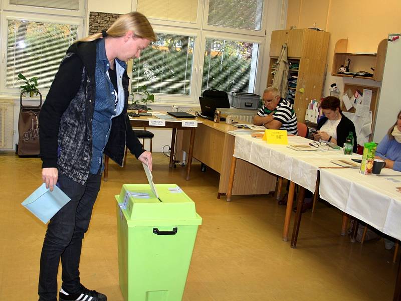 Páteční volby na ZŠ Školní v Lounech. "V našem volebním okrsku přišla k volbám za první dvě hodiny přibližně stovka voličů," uvedla zapisovatelka volební komise Taťána Tkadlečková.