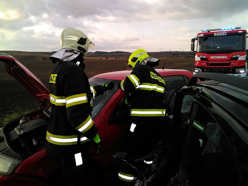 V polovině října došlo k dopravní nehodě tří osobních aut a dodávky u obce Sýrovice. Při nehodě byli dva lidé zraněni.