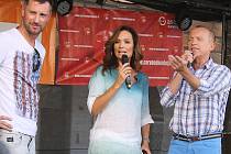 Moderátoři televize Prima při zábavném dni na žateckém náměstí v srpnu 2015.