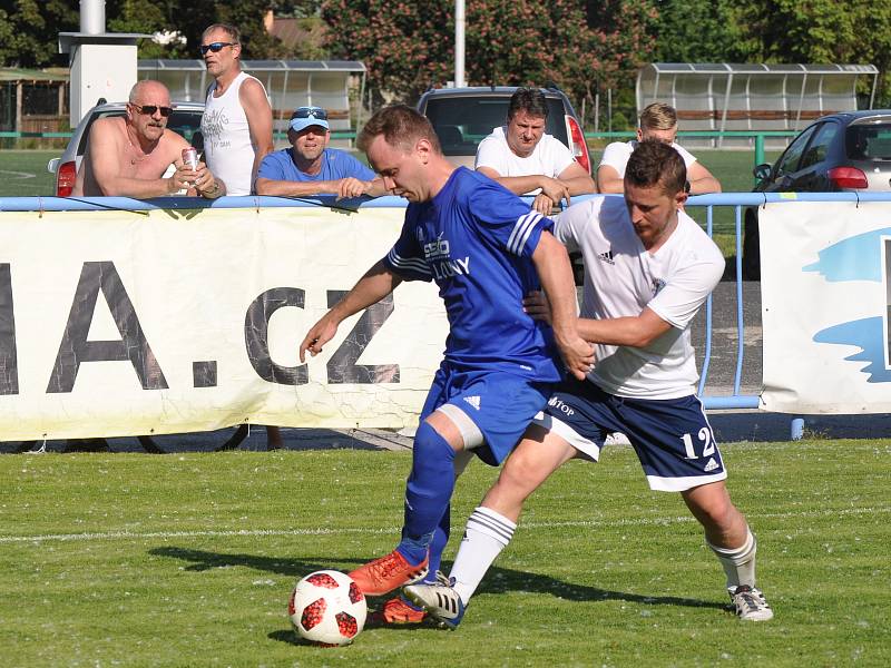 Fotbalisté Loun (v bílém) jsou po jasné výhře v derby s Dobroměřicemi vítězi přeboru Ústeckého kraje a postupují do divize.