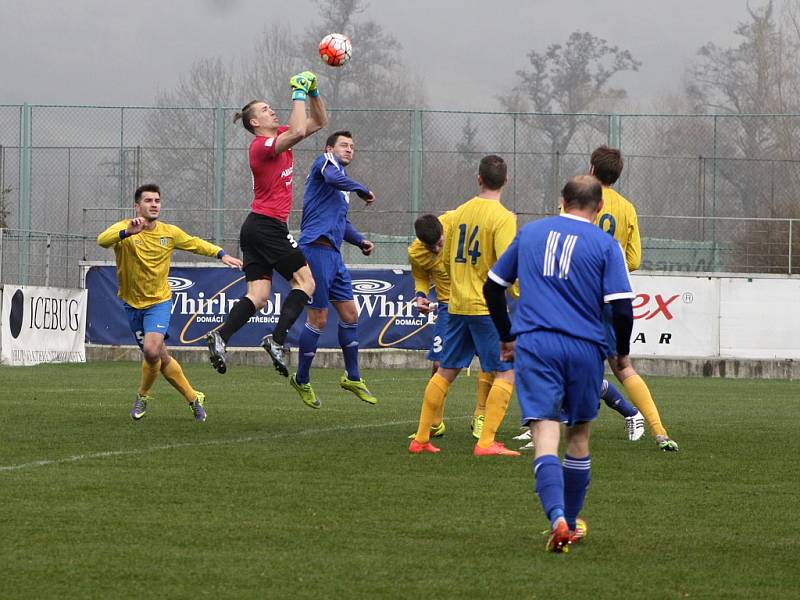 Fotbalisté Blšan (ve žlutém) nestačili v sobotu na Hrobce 