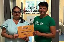 Organizátoři 15. ročníku Dobrodění předali jeho výtěžek zástupcům dětského oddělení Nemocnice Slaný na nákup nadstandardního zařízení a rodičům malého Ondráška na léčebné terapie.