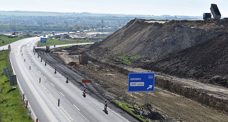 V rámci stavby dálnice D7 u Chlumčan na Lounsku se promění křižovatka Louny - východ.