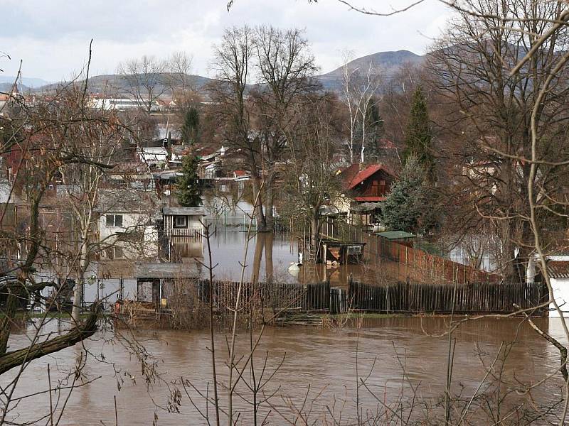 Sobota 15. ledna. Ohře zaplavila zahrádkářskou kolonii Na Losech. Pohled ze železničního mostu