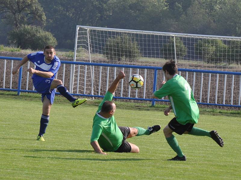 Fotbalisté Března (v zeleném) si i v deseti odvezli z Lenešic zaslouženě dva body.