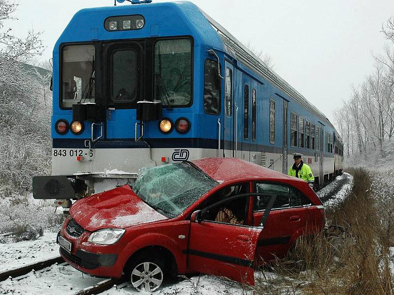 Tragická srážka vlaku s osobním vozem v Žatci