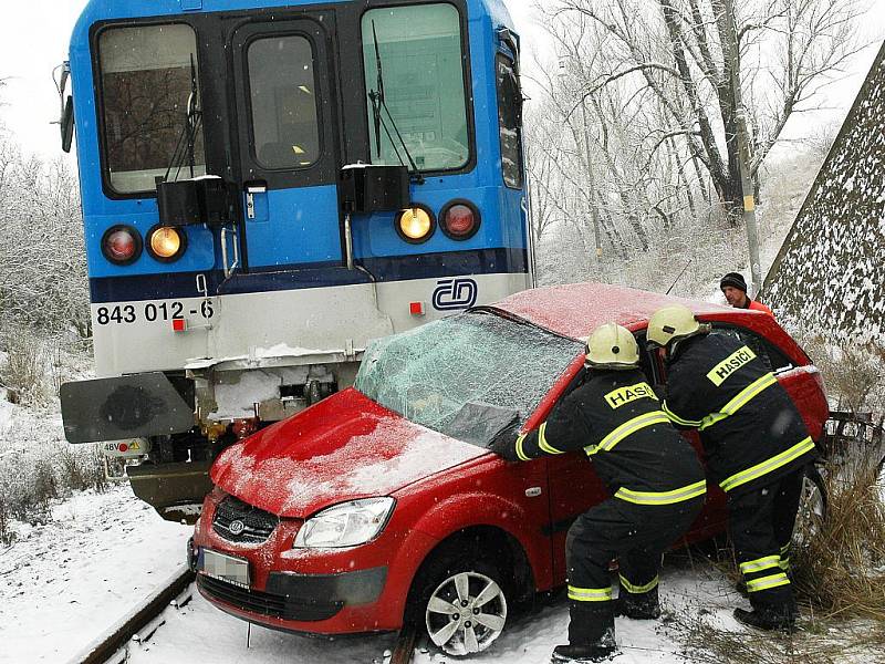 Tragická srážka vlaku s osobním vozem v Žatci