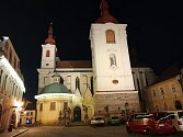 Nasvícený kostel na Hošťálkově náměstí v Žatci. Ilustrační foto