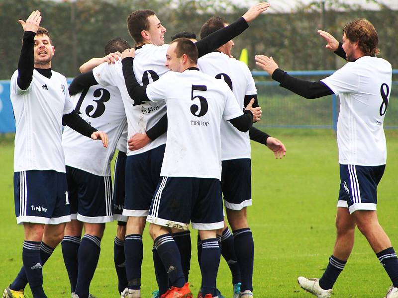 Fotbalisté Dobroměřic se radují z gólu. Ze šesti domácích utkání v sezoně prohráli jen jedno, a to s Kryry 1:2.