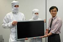 Yukihiro Sato, ředitel žatecké IPS Alpha, ukazuje spolu se zaměstnanci ve speciálních oblecích do superčistého výrobního prostředí LCD modul, který továrna v zóně Triangle vyrábí. Obrazovka bude v televizorech značky Hitachi, Panasonic a Toshiba.