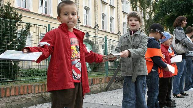 Do živého řetězu se zapojili předškoláci, školáci, studenti, dospělí i senioři.