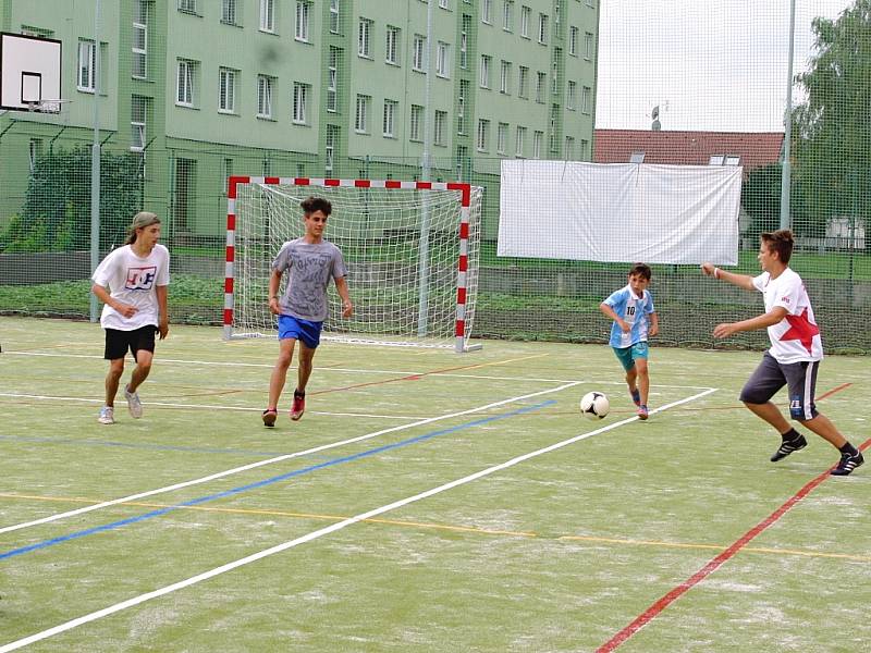 Děti si hrají na nově otevřeném moderním sportovišti v Postoloprtech.