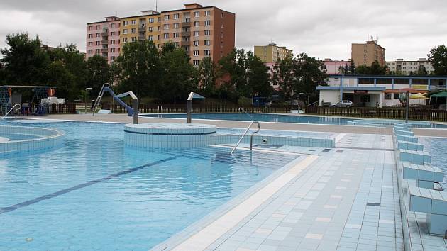 Snímek z lounského koupaliště, pořízený na začátku července. Kvůli nepřízni počasí byla letošní návštěva slabá