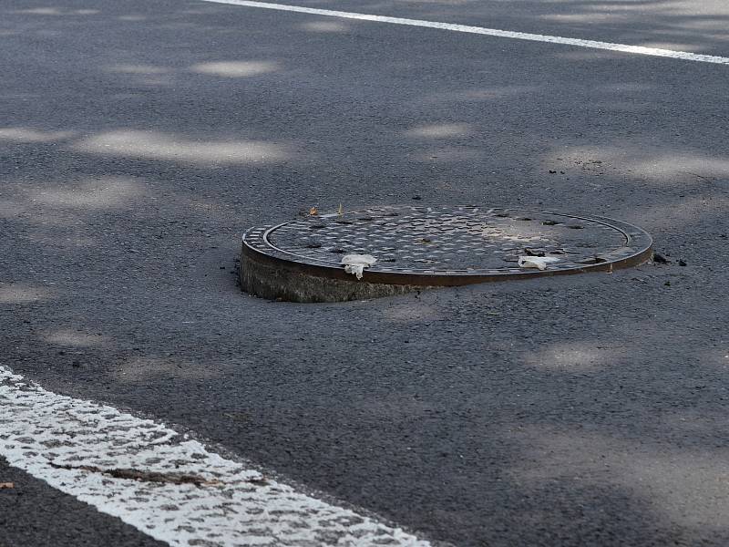 Víkendový přívalový déšť podemlel asfalt v blízkosti křižovatky ulic Husovy a Hilbertovy v Lounech.