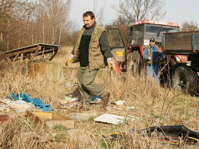 Miroslav Wist a Miroslav Hájek (v pozadí) uklízejí nepořádek u komína bývalé cihelny u Seménkovic při brigádě myslivců z Bitozevsi. 