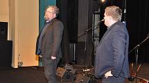 Ocenění půlmiliontého návštěvníka lounského divadla. Starosta Loun Pavel Janda (vpravo) a ředitel divadla Jakub Bielecki