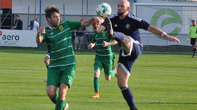 Fotbalisté Dobroměřic (v modrém) zaskočili v okresním derby Slavoj Žatec.