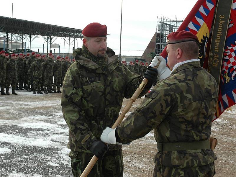 Novým velitelem žateckého 41. mechanizovaného praporu se stane pplk. Zdeněk Mikula (vlevo).