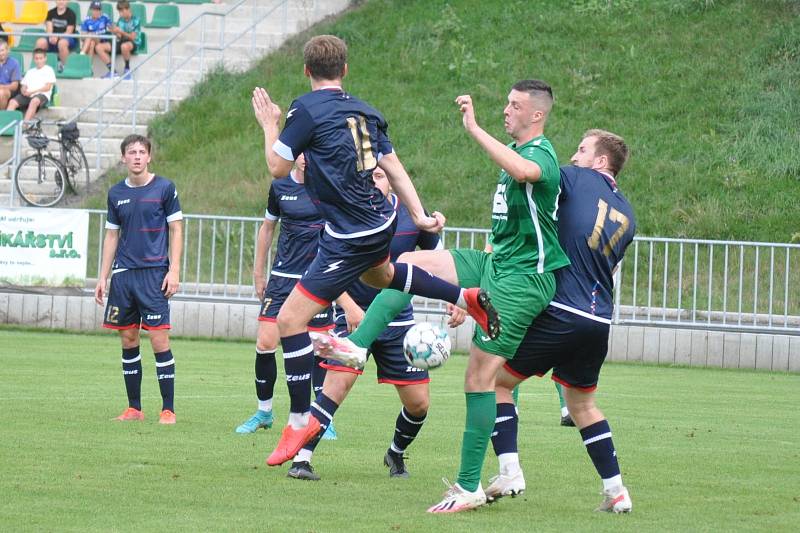 Krajský přebor: Žatec (zelená) vs. Krupka. Domácí vyhráli na penalty.