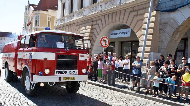 Oslavy hasičů v centru Žatce. 50. výročí připomínali profesionálové, dokonce 145. výročí dobrovolný sbor