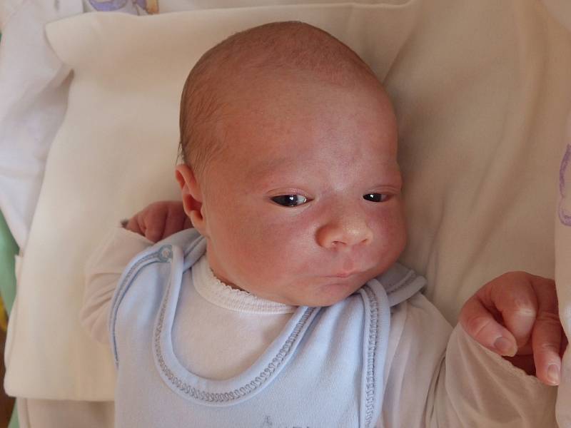 Antonín Pochtiol se narodil 12. července 2017 v 0.01 hodin rodičům Elišce Kutkové a Tomáši Pochtiolovi ze Žatce. Vážil 4000 g a měřil 54 cm.