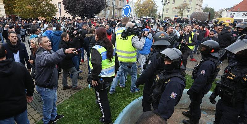 Situaci na Kruhovém náměstí museli řešit policejní těžkooděnci