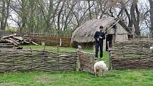 Unikátní archeologický skanzen v Březně u Loun je opět otevřený pro veřejnost.