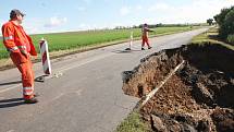 U Staňkovic přívalové deště utrhly značnou část vozovky