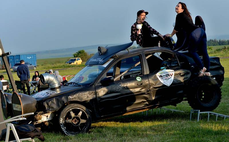 Tuning sraz Carwars na letišti v Panenském Týnci