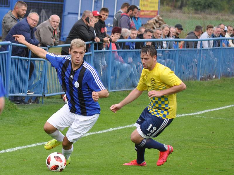 Utkání rozdílných poločasů, ve kterém fotbalistů Dobroměřic (ve žlutém) nestačilo k výhře nad Bílinou ani dvoubrankové vedení.