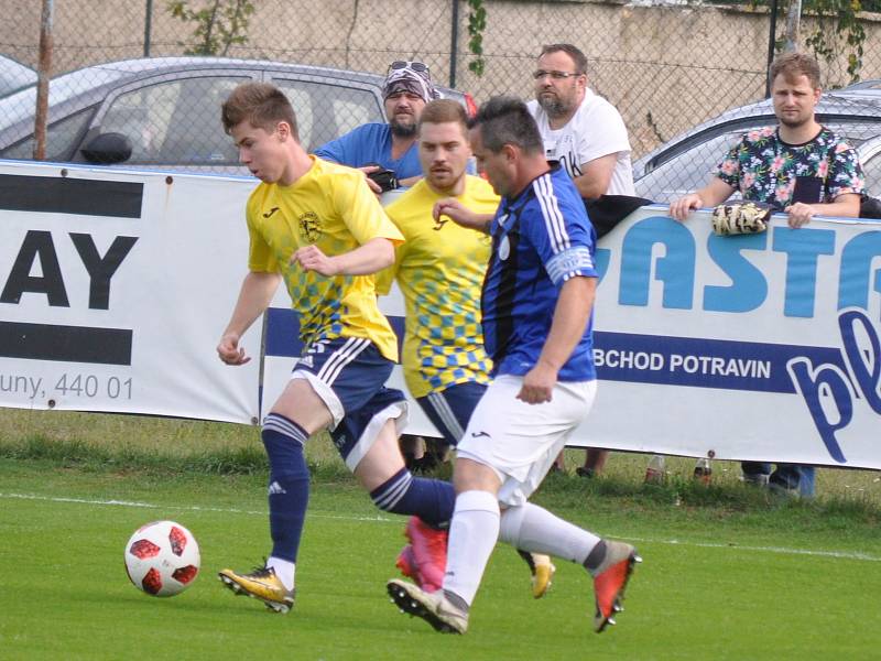 Utkání rozdílných poločasů, ve kterém fotbalistů Dobroměřic (ve žlutém) nestačilo k výhře nad Bílinou ani dvoubrankové vedení.