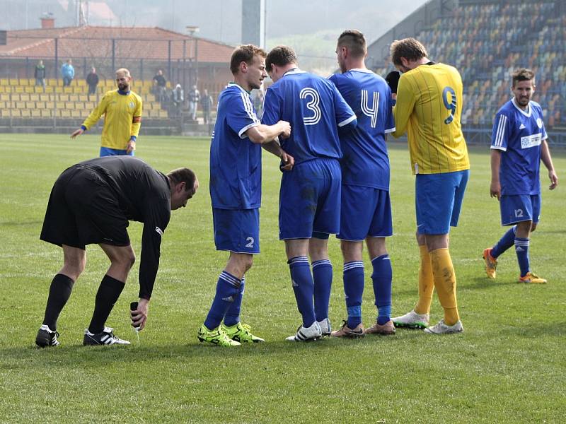 Fotbalisté Blšan (ve žlutém) nestačili v sobotu na Hrobce 