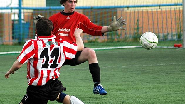 Postroloprtský brankář Junek v Souši mimo jiné chytil Vránovi i pokutový kop, zlikvidoval další šance, nejtěsnější porážce 0:1 ale zabránit nemohl.