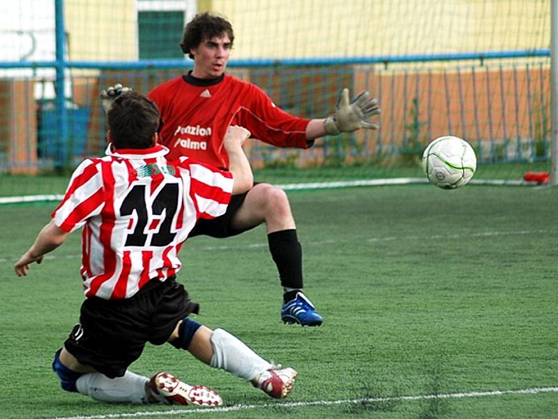 Postroloprtský brankář Junek v Souši mimo jiné chytil Vránovi i pokutový kop, zlikvidoval další šance, nejtěsnější porážce 0:1 ale zabránit nemohl.