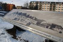 Velkoformátová fotografie na Suzdalském náměstí v Lounech ukazuje, jak vypadala dřívější zástavba u Žižkovy ulice