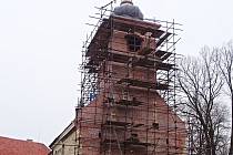 Zřícená věž kostela v Lenešicích byla dostavěna, nyní se pracuje na její fasádě.