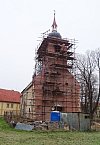Zřícená věž kostela v Lenešicích byla dostavěna, nyní se pracuje na její fasádě.