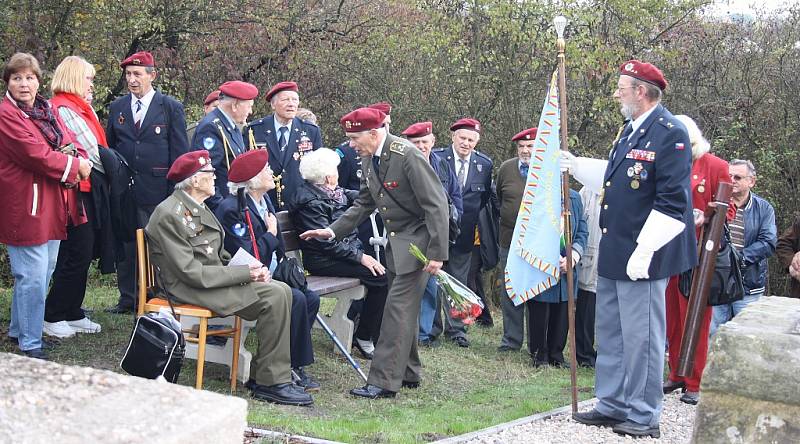 Pietní setkání k 70. výročí smrti tří sovětských výsadkářů na Mělcích u Loun