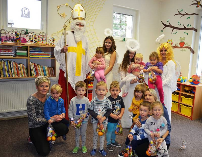 Školu a školku v Cítolibech navštívili čerti, andělé, a také Mikuláš.