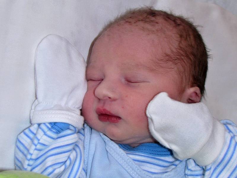 Samuel Glaser se narodil 19. dubna 2017 v 19.32 hodin mamince Lucii Glaser ze Žatce. Vážil 3270 gramů a měřil 50 centimetrů.