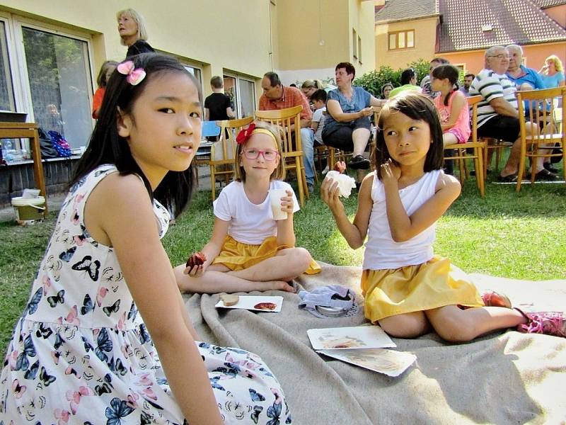 Slavnost v zahradě družiny ve škole Petra Bezruče v Žatci 