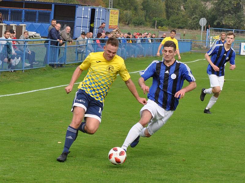 Utkání rozdílných poločasů, ve kterém fotbalistů Dobroměřic (ve žlutém) nestačilo k výhře nad Bílinou ani dvoubrankové vedení.