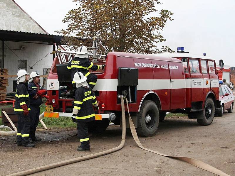 Cvičení hasičů v areálu pily v Lenešicích