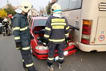 Nehoda osobního vozu s autobusem v Postoloprtech