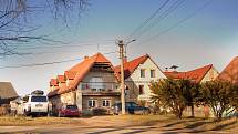 Ve Stebně na Podbořansku se po půl roce od ničivé bouře opravila většina střech domů. Přesto jsou škody v této vesnici patrné dodnes.