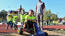 Stovky dětí ze žateckých škol se sešly na stadionu Mládí na sportovním dopoledni